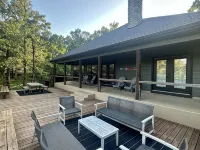 Lake House Gem: Cozy Waterfront Escape Hotels in Camp County