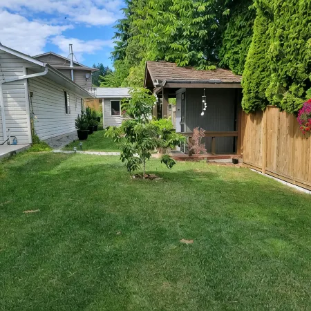 Homey Place in Sechelt , close to town and beaches Отели в г. Сешелт