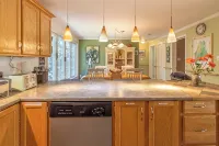 Charming 2-bedroom cottage located near Sandy Point Beach.