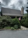 Cozy 3 level cabin in charming Banner Elk. Stunning views and central location.