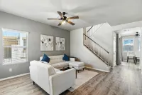 Charming 2-bedroom townhome near ASU in Tempe  with AC, garage, and a pool! - Bungalows