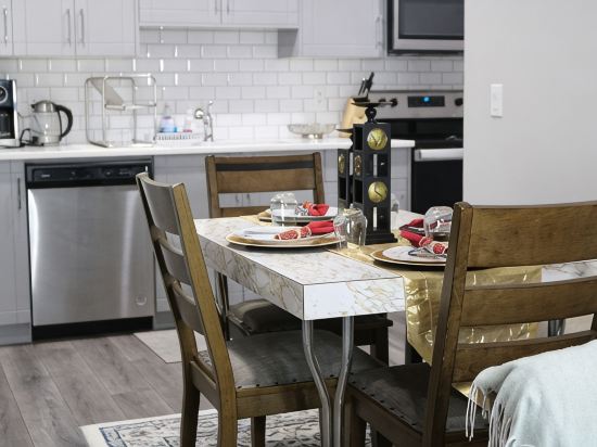 Homely 2Bdr Suite w/ Self Check-in / Steps from Shopping, Shc & Near Deerfoot