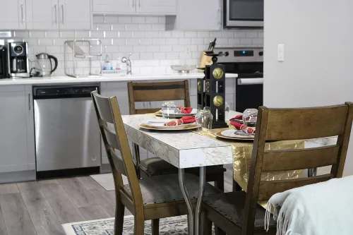 Homely 2Bdr Suite w/ Self Check-in / Steps from Shopping, Shc & Near Deerfoot - Daireler