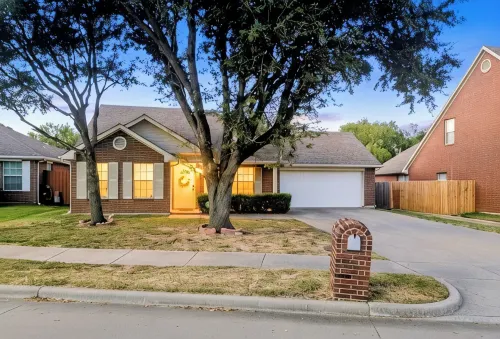 Arlington Social - Stadium Getaway Home w/Hot Tub 5-Minute Walk to AT&T Stadium - 4-Star
