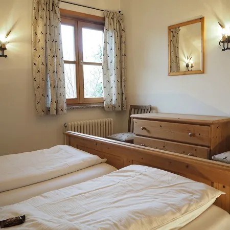 Comfortable, fully furnished apartment with mountain views for 4 people