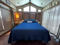 Nana and Papa’s Tiny beach house with private beach and amazing views - 4 stjerner