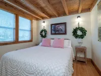 Huguenot Lake Front Cottage on Lake O' the Pines- 2 bedroom, 2 bath with a loft Hotels in Upshur County