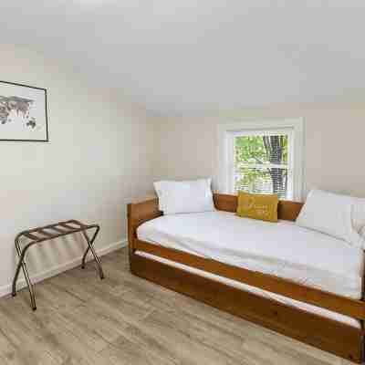 Fantastic retreat 5 mins from Village with media room, AC and sauna! Rooms