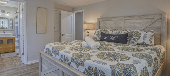 Waterfront Resort with screened HEATED POOL nestled in secluded Tampa Shores! Hotels in Town 'n' Country