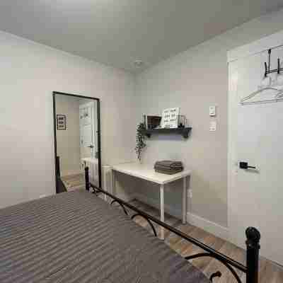 The Governor's Suite - An executive oasis featuring a hot tub, fire pit and BBQ! Rooms