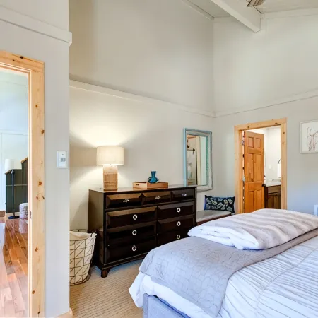 Beech Mtn: Walk to Slopes, Sleeps 9, Pet Friendly, Mountain Views, Cozy Retreat