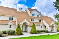 Spacious Townhouse minutes from Village and Slopes with shuttle to mountain