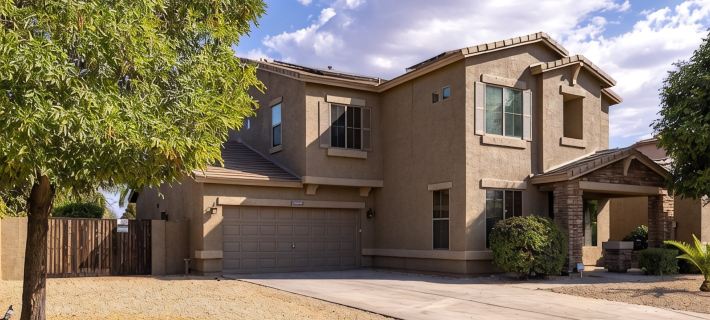 Main Floor King Room Plus 4 Bedroom Upstairs w/ Game Room & Heated Pool Hotels in Surprise