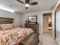 Huge Retreat with Heated Pool and Hot Tub by Briggs Woods Walking Trail and Golf - 5星級