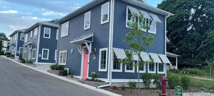 Riverwalk 100 on Pine Rivertownhome with gourmet kitchen~2 BR can sleep 8. Hotels in Charlevoix