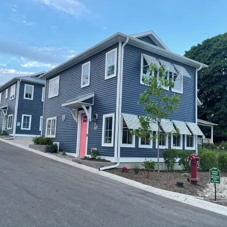 Riverwalk 100 on Pine Rivertownhome with gourmet kitchen~2 BR can sleep 8.