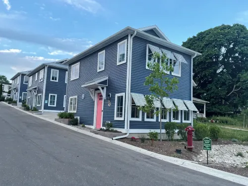 Riverwalk 100 on Pine Rivertownhome with gourmet kitchen~2 BR can sleep 8.