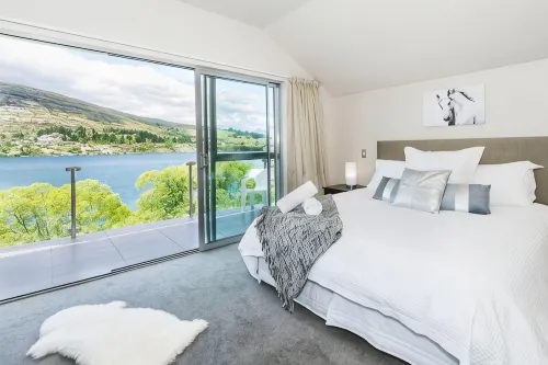 3 Level Lakeside Luxury with Magnificent Lake & Mountain Views Potential Carhire - 2-Star