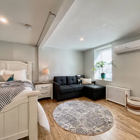 Super-Walkable Downtown Studio