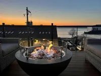 Spacious 3-Bedroom Loft with Private Rooftop Deck Overlooking Crystal Lake - 4-Star