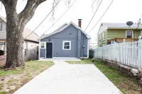 Modern Home in Historic Strawberry Hill w/ a view of Downtown KC - Pet Friendly - Homestays