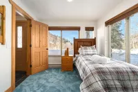 Close to town cabin w/Hot Tub in Steamboat Springs - 부티크