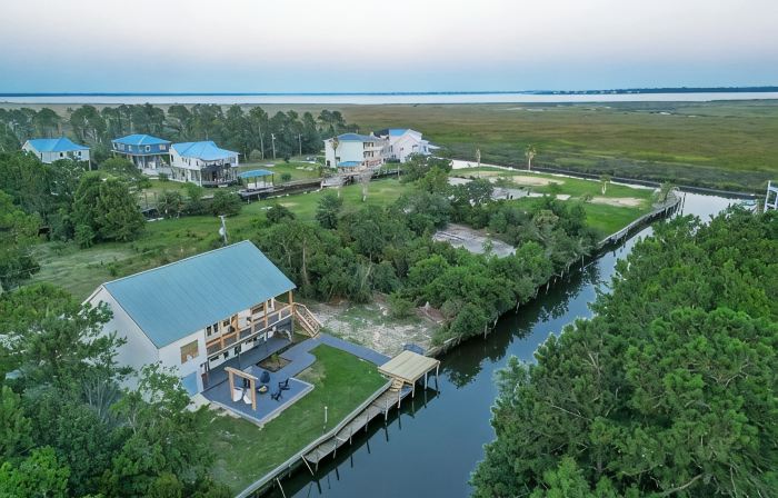 Bayside Retreat - 2250 sq ft Bay House w/dock, fire pit, & tons of amenities