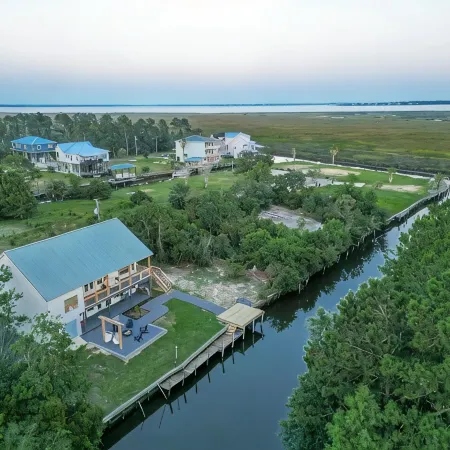 Bayside Retreat - 2250 sq ft Bay House w/dock, fire pit, & tons of amenities