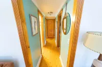 The charming Glenn Cottage! Walk to Lake Michigan! - 3-Star