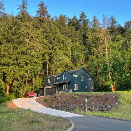 Forest home and outdoor adventure paradise! 15 minutes to Autzen Stadium.
