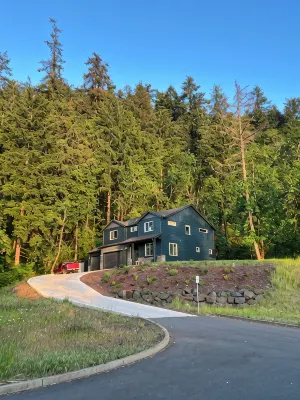 Forest home and outdoor adventure paradise! 15 minutes to Autzen Stadium.