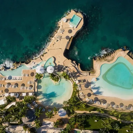 Cozy Apartment with 24/7 pool - 5-10 min walk to Beach, Clubs, activities!