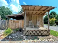 Cozy Retreat. Hot Tub. Close to Town, Deep Creek, and National Park Entrance. - 3-Star