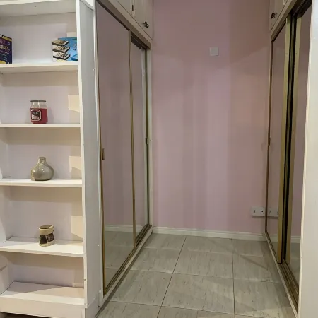 Spacious self contained room with wifi, a kitchenette and jacuzzi