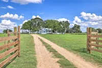 Farmhouse+5 acres.Close to town but still country! - 3성급