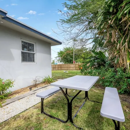 2BR on Swinton - 1 Mile to Beach, 1 Block to Ave