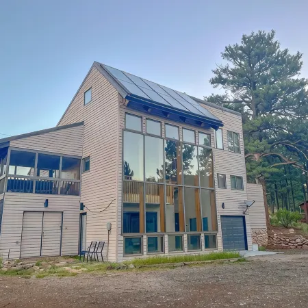 New listing! Modern ski retreat 2min to skiing! Dog friendly! 4bed3bath hottub