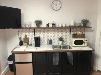 Clean Studio with Kitchenette and Fresh Patio! - アパートメント