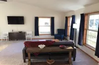 In Kalona-Near Pleasantview Home, Hospital, Iowa, and Kinnick Carver WiFi-Garage - Homestays