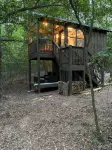 Holly Trail Treehouse in Anderson w/Wifi, AC, Smart TV, Full Bath and Washer - Chalets