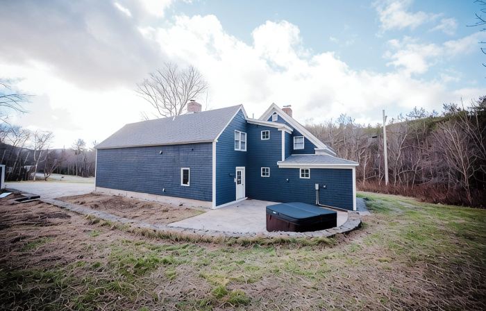 13 Beds, 17 Guests -Hot tub- 15 mins to Sunday River!