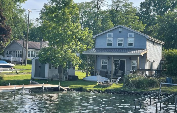 True Lakefront! Parking, C. Air, Kayaks, Summer Days Still Left! Pontoon Option.