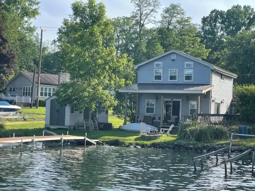 Private Lakefront! New May - June Savings. AC, Kayaks, Fishing, Pontoon Optional