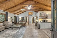 “Serenity Wow Cabin on the Creek Close to Town - ブティック