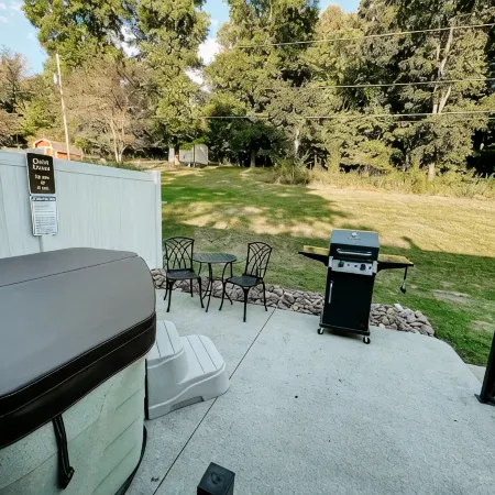 2 Br home with Hot-Tub! Quiet, dead end street