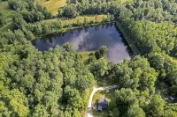 Lakeside, 2-Bedroom Cottage with Fire Pit in Dickson - 3-Star