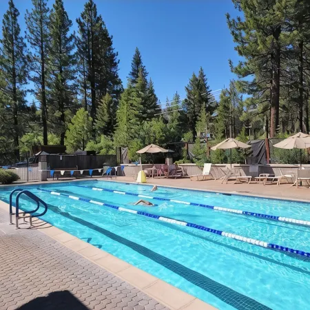 Modern Tahoe Donner Cabin. Hot Tub. Near Trails, Skiing & Downtown Truckee