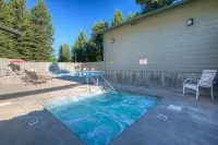 Mountain Views, Hot Tub & Sauna! Cozy Fireplace, 10-Minutes from the Slopes!