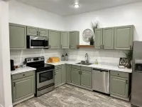 Spacious townhome convenient to everything! Great rates!! ⭐⭐⭐⭐⭐ Hotels in Mena