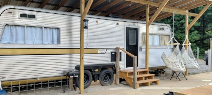 Vintage Restored Glamper - Unique Tiny Home w/ Plunge Pool & Patio Отели в г. Сент-Клэр